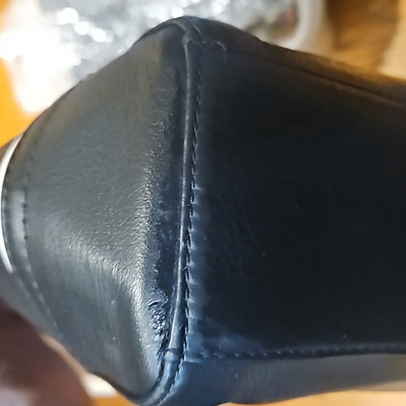 Coach handbag missing crossbody strap. Some peeling on handle. No wear on bottom - Picture 7 of 8